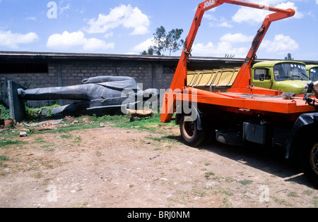 Eine Statue von Lenin übrig geblieben aus den Jahren Mengistu liegt schlafend in der Arbeit Hof in Addis Abeba. Äthiopien Stockfoto