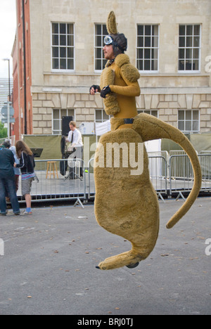 Festival Straßenkünstler tragen Känguru Kostüm, springen, tun, Bristol, Bristol, UK Stockfoto