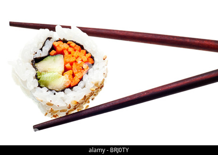 Vegetarische Sushi California roll mit Reis und Algen isoliert auf weißem Hintergrund Stockfoto