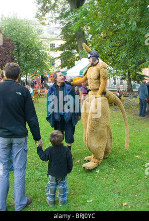 Festival Straßenkünstler tragen Känguru Kostüm, tun, Bristol, Bristol, UK Stockfoto