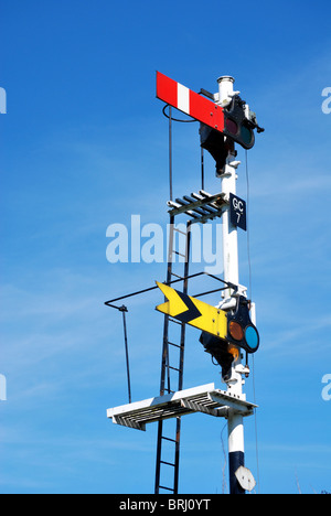 Railway Signal gegen den blauen Himmel - Großbritannien Stockfoto