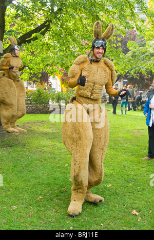 Festival Straßenkünstler tragen Känguru Kostüm, tun, Bristol, Bristol, UK Stockfoto