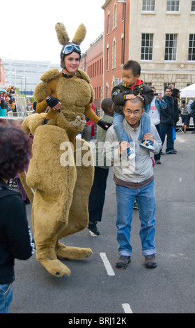 Festival Straßenkünstler tragen Känguru Kostüm, tun, Bristol, Bristol, UK Stockfoto