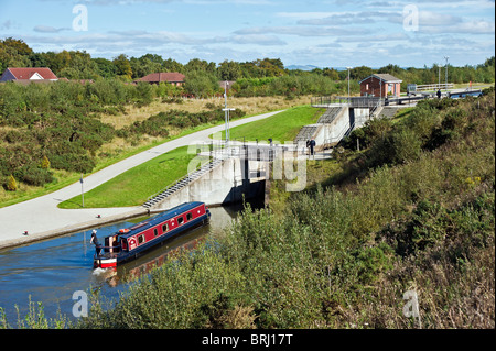 Kanalboot Annäherung an der ersten Schleuse auf dem Union-Kanal in der Nähe von Falkirk Wheel in Zentral-Schottland auf dem Weg in Richtung Edinburgh Stockfoto