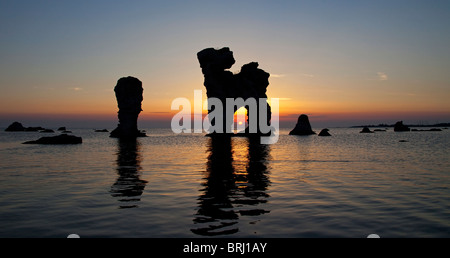 Erodierte Seastacks in Gamla Hamnøya bei Sonnenuntergang in Fårö, Schweden Stockfoto