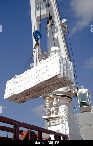 Spezialisierte Portalkrane auf dem Schwerlastschiff ( Happy Ranger entlädt Ladung in Montrose Scotland Stockfoto