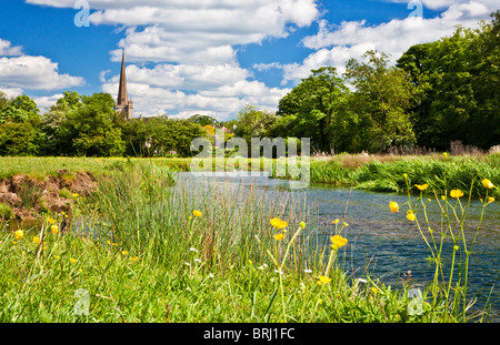 Sommer-Blick über Wiese und River Windrush, St John the Baptist Church in Cotswold Stadt Burford, Oxfordshire, England, UK Stockfoto