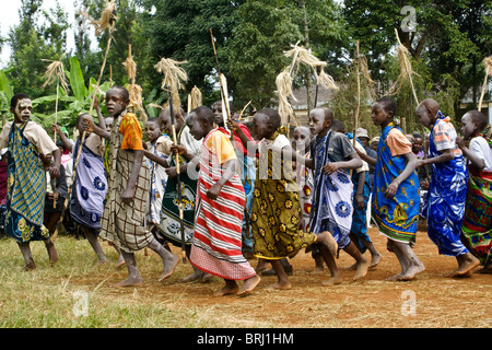 Kikuyu-Jungen Stammes-Tanz, Karatina, Kenia Stockfoto