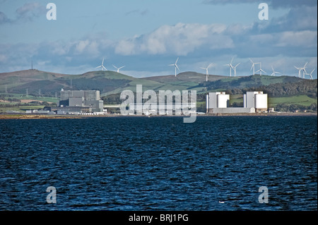 Hunterston Nuclear Power Station von den Firth of Forth mit Windkraftanlagen hinter auf den Hügeln gesehen Stockfoto