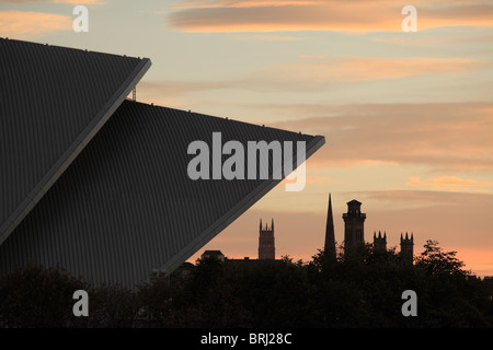 SEC Armadillo / Clyde Auditorium und Kirchen im West End von Glasgow bei Sonnenaufgang, Schottland, Großbritannien Stockfoto