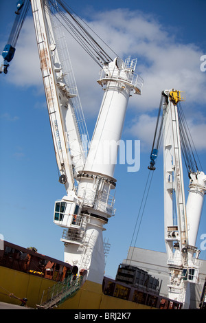 Spezialisierte Portalkränen auf die "heavy Lift Schiff" Happy Ranger Entladen von Fracht bei Montrose Schottland Stockfoto