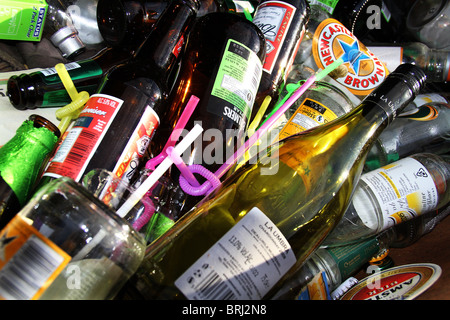 Weggeworfene Flaschen in Rekultivierung überspringen außerhalb Gastwirtschaft. Stockfoto