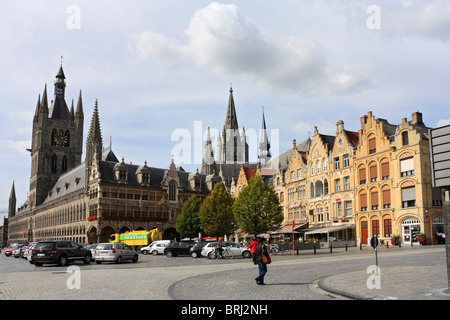 Die Tuchhallen ursprünglich im 13. Jahrhundert erbaut, aber von den deutschen Eindringlingen während WW1 zerstört wurde von 1967, Ypern Belgien wieder aufgebaut. Stockfoto