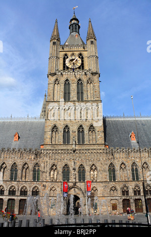 Die Tuchhallen ursprünglich im 13. Jahrhundert erbaut, aber von den deutschen Eindringlingen während WW1 zerstört wurde von 1967, Ypern Belgien wieder aufgebaut. Stockfoto