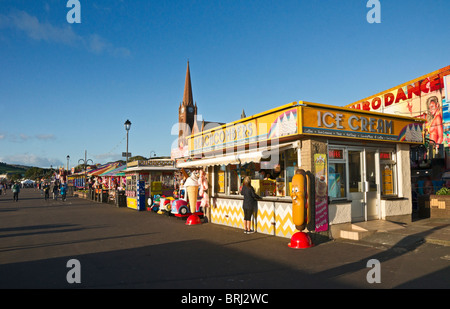 Meer-Fassade mit Vergnügungen des Seebades Largs in North Ayrshire Schottland im frühen Abendlicht Stockfoto