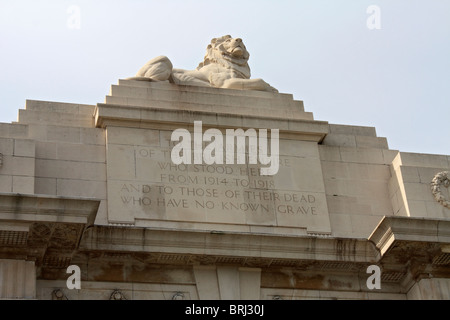 Gedenkstätte Menin Gate auf die fehlende für alliierte Soldaten getötet in Ypern auffallende Weltkrieg I. Ypern, Belgien. Stockfoto