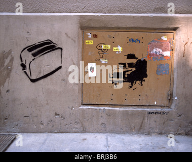 Schablone zeigt ein Toaster und ein gepanzertes Fahrzeug gemacht von Bansky in Barcelona, Spanien Stockfoto