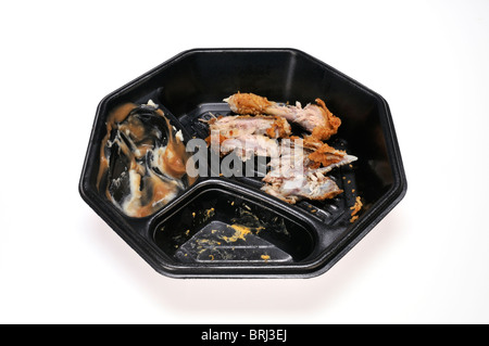 Leere schwarze Einweg essen Fach mit Huhn Knochen nach dem Essen Essen auf Weiß Stockfoto