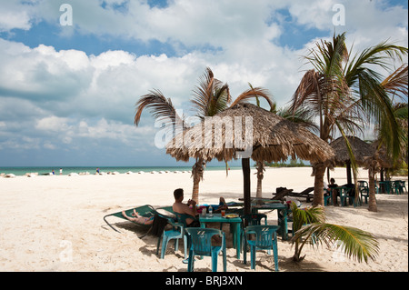 Mexiko, Cozumel. Regenschirm auf Isla Pasion (Leidenschaft Island) vor Isla de Cozumel (Insel Cozumel). Stockfoto