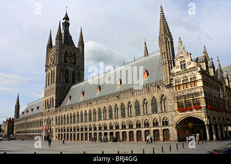 Die Tuchhallen ursprünglich im 13. Jahrhundert erbaut, aber von den deutschen Eindringlingen während WW1 zerstört wurde von 1967, Ypern Belgien wieder aufgebaut. Stockfoto