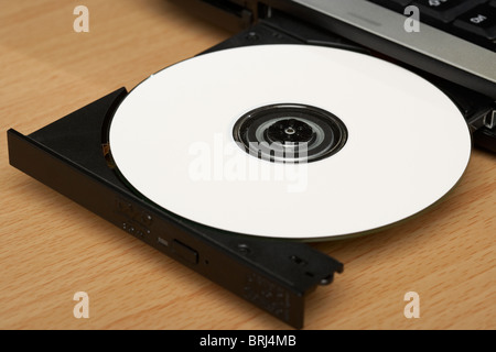 weiße cd in Laptop-cd-dvd-Fach Stockfoto