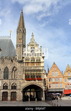 Die Tuchhallen ursprünglich im 13. Jahrhundert erbaut, aber von den deutschen Eindringlingen während WW1 zerstört wurde von 1967, Ypern Belgien wieder aufgebaut. Stockfoto