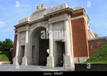 Gedenkstätte Menin Gate auf die fehlende für alliierte Soldaten getötet in Ypern auffallende Weltkrieg I. Ypern, Belgien. Stockfoto