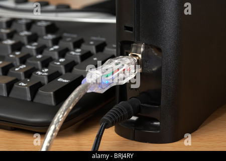 externe USB-Festplatte mit Computer-Tastatur Stockfoto