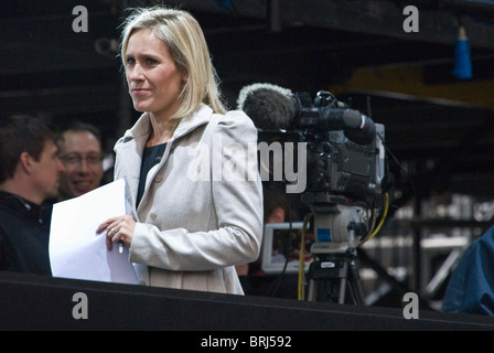 Sophie Raworth, BBC weibliche Nachrichtensprecherin bei der Papst-Besuch in London vor Westminster Abbey Freitag, 17. September 2010. Stockfoto