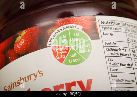 Essen Nährwertangaben auf ein Glas Erdbeermarmelade zeigt Zuckergehalt Stockfoto