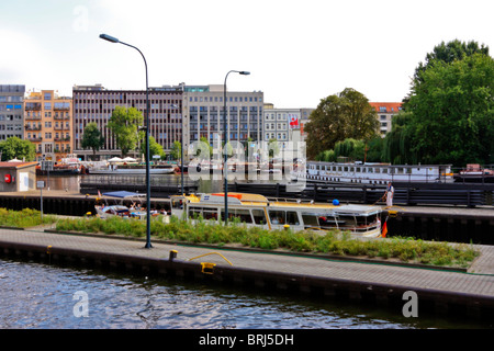 Muehlendamm Sperre auf Spree, Berlin mit Museumshafen im Hintergrund Stockfoto