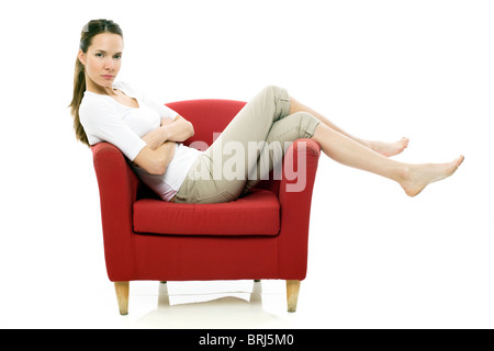 Junge Frau auf einem Stuhl sitzend Stockfoto