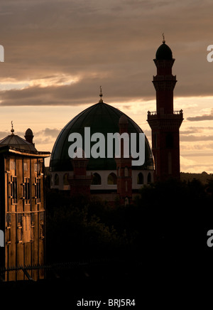 Suffa-Tul-Islam-Moschee und der Anzeiger auf Park Avenue Cricket Boden, ehemals Heimat von Bradford Park Avenue, Bradford Stockfoto