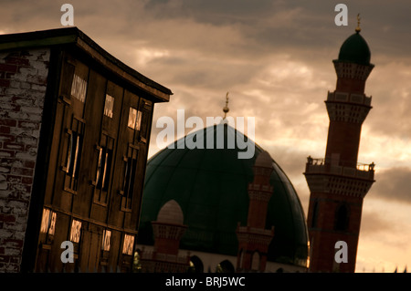 Suffa-Tul-Islam-Moschee und der Anzeiger auf Park Avenue Cricket Boden, ehemals Heimat von Bradford Park Avenue, Bradford Stockfoto