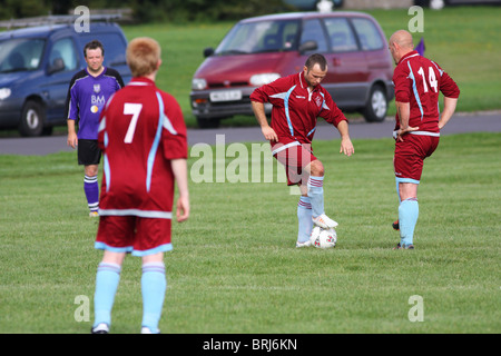 Schuss von einem Downs Football-League-Spiel in Bristol an einem Samstagnachmittag mit den Spielern nur Auftakt für die zweite Hälfte. Stockfoto