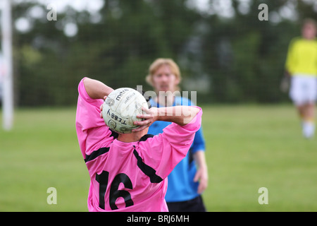 Schuss von einem tiefen Liga Fußballspiel in Bristol an einem Samstagnachmittag mit einem Spieler kurz vor einem Wurf. Stockfoto