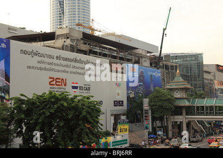 Rekonstruktion ist auf seinem Weg an Bangkoks Central World Shopping Center, das nach unten durch die Anti-Regierungs-Demonstranten in Brand gesetzt wurde Stockfoto