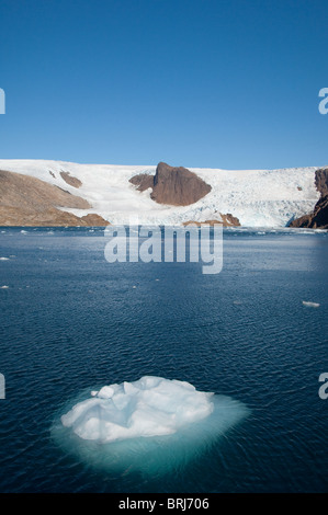 Grönland, Prinz Christian Sund (aka Prins Christian Sund). Entfernten Gletscher mit Eisberg. Stockfoto