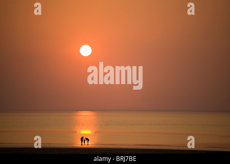 Sonnenuntergang über Morecambe Bay von Morecambe West Promenade Stockfoto