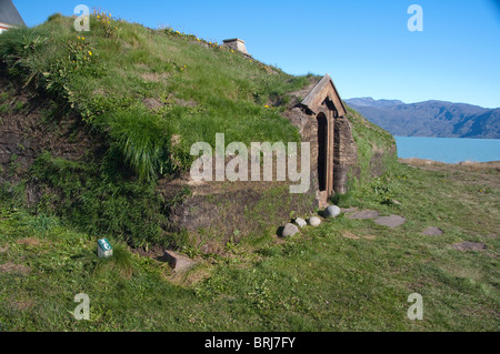 Grönland, Eriks Fjord (aka Eriksfjord), Brattahlid (aka Qassiarsuk). Replik von Erik dem roten Langhaus. Stockfoto