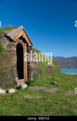 Grönland, Eriks Fjord (aka Eriksfjord), Brattahlid (aka Qassiarsuk). Replik von Erik dem roten Langhaus. Stockfoto