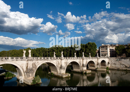 Brücke St Angel Tiber Fluss Bernini Rom Italien Himmel Stockfoto