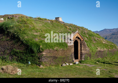 Grönland, Eriks Fjord (aka Eriksfjord), Brattahlid (aka Qassiarsuk). Nachbau des nordischen Langhaus. Stockfoto