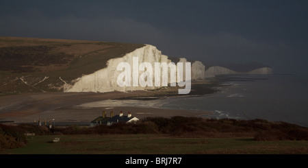 Die kultigen Klippen der sieben Schwestern von Seaford Kopf in einem zurückweichenden Sturm aus gesehen. Stockfoto