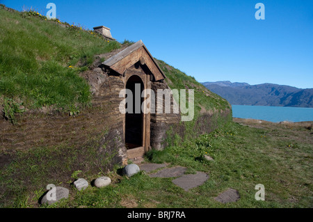 Grönland, Eriks Fjord (aka Eriksfjord), Brattahlid (aka Qassiarsuk). Replik von Erik dem roten Langhaus. Stockfoto