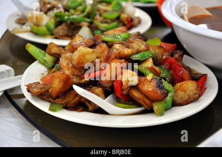 Stir-Fried Chicken mit Ananas, serviert in einem Restaurant in Peking, China Stockfoto