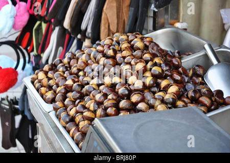 Geröstete Kastanien zum Verkauf auf Lebensmittelmarkt in Beijing, China Stockfoto