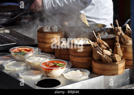 Knödel und andere Lebensmittel auf dem Lebensmittelmarkt in Beijing, China Stockfoto