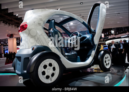 Paris, Frankreich, Paris Car Show, Renault Elektroauto, Micro Car, „Twizy“, Seitenansicht mit offener Tür, futuristisches Automobil Stockfoto