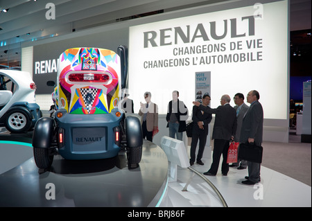 Paris, Frankreich, Medium Crowd People besuchen Paris Car Show, Elektrofahrzeuge, Renault Car, Twizy Micro Cars, ausgestellt, Original-Elektroauto Stockfoto